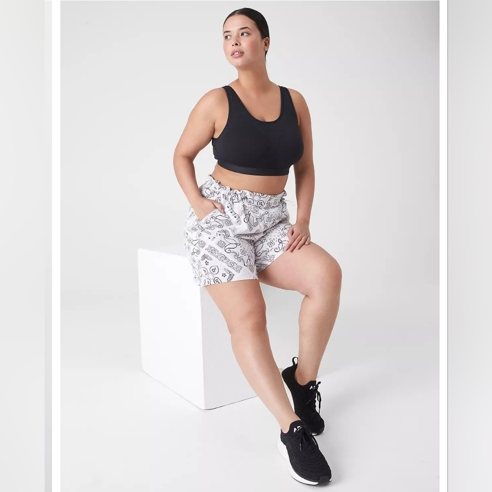 LIVI Active High-Rise Stretch Woven Short‎ bold bandana Size18/20